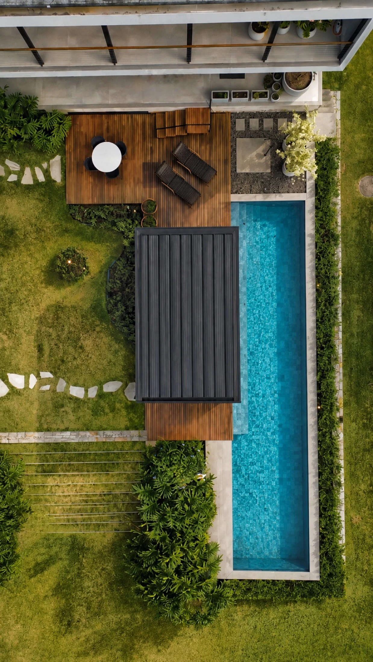 Vista aérea de cobertura, deck e piscina
