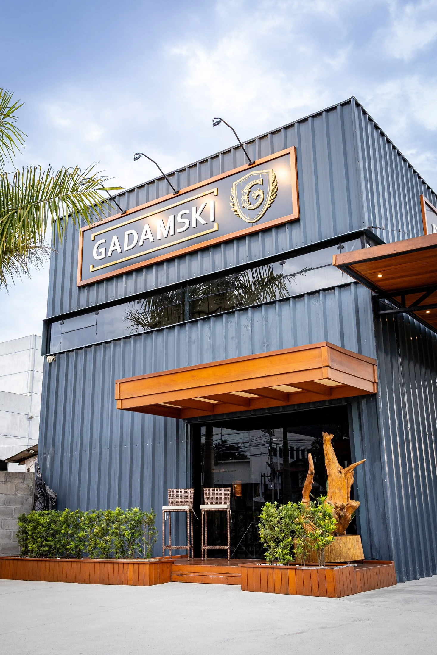 Fachada da loja Gadamski, com entrada e deck de madeira